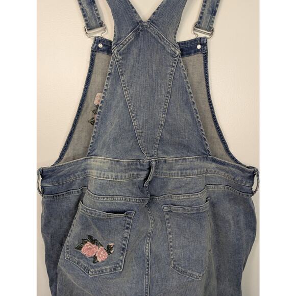 NWT Torrid Floral Embroidered Vintage Stretch Crop Overalls in Medium Wash - Picture 9 of 9